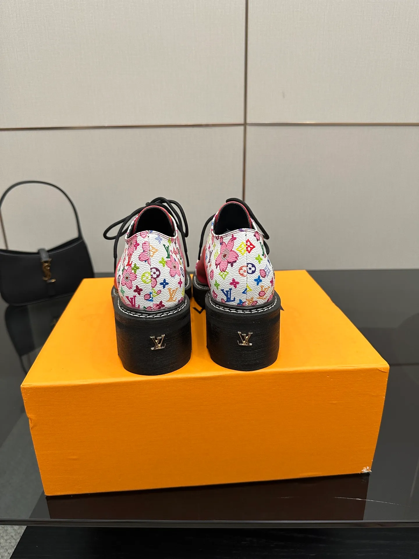 👟👟Ex-factory price 720👟👟 LOUIS VUITTON Louis Vuitton counter latest model top version LV inner cowhide material is real! Original 1:1 material reproduction! Modern and casual in one! Release a strong aura like a queen 🔥Capture everyone's attention instantly💃 Inner/foot pads: imported cowhide Fabric: cowhide Outsole: full genuine leather Code number: 35-41 (40, 41, 42 customizations are not returnable)